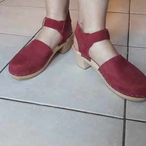 Bryr Clogs- Emma Closed Toe in Burgundy- size 38